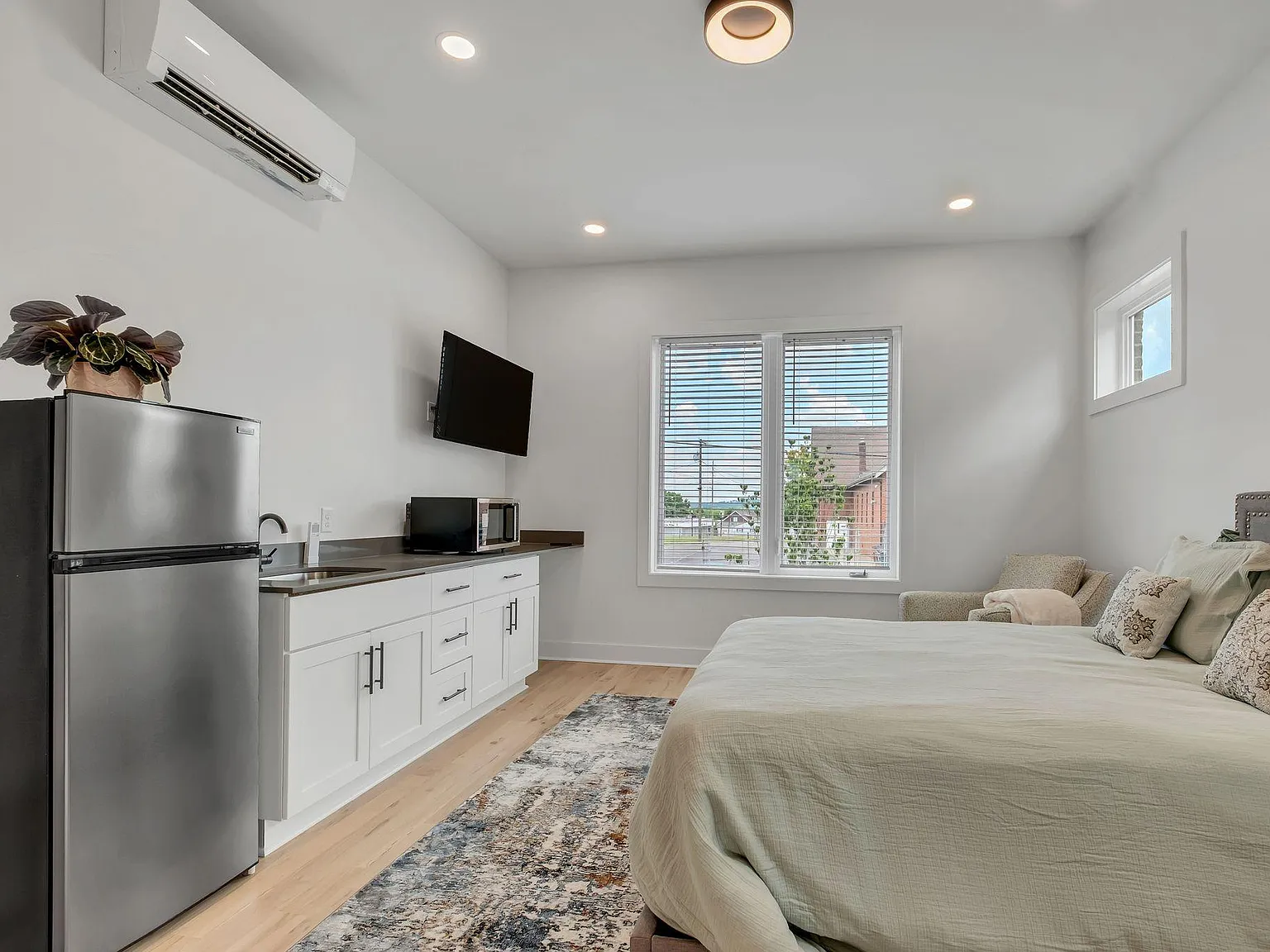 4 bed, 5.5 bath, 2350 sqft, $1,529 — Photo 2