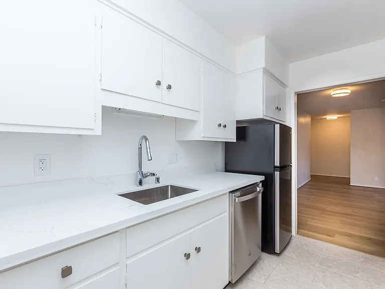 888 Vermont — Photo 3