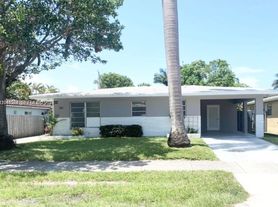 1005 NE 2nd St, Hallandale, FL