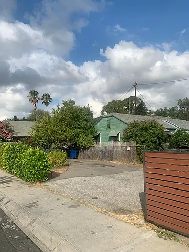 5211 1/2 Marmion Way Photo 1