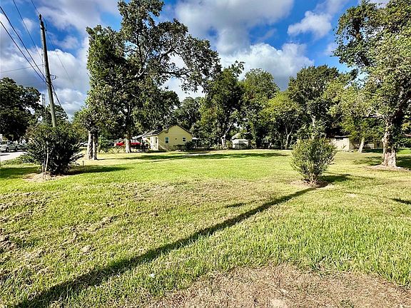 4th image of 400 Old Angleton Rd