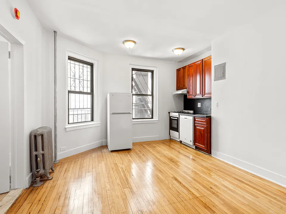 245 W 75th St #4E