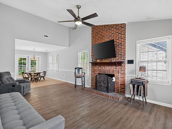3rd image of 110 Kings Ct