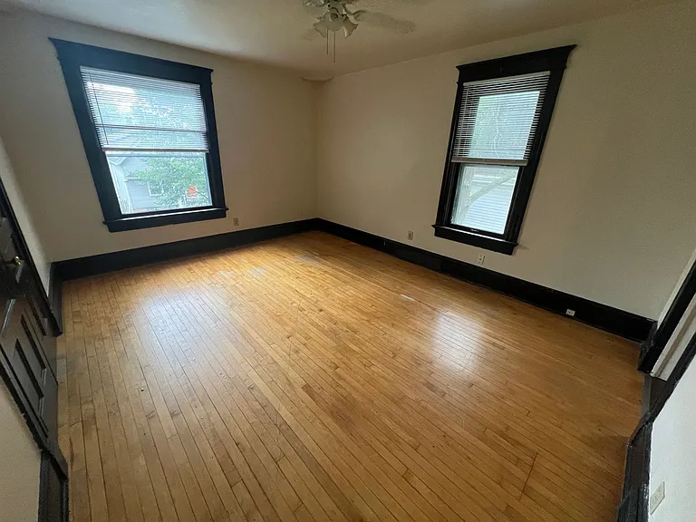 621-25 E. Locust St. — Photo 18