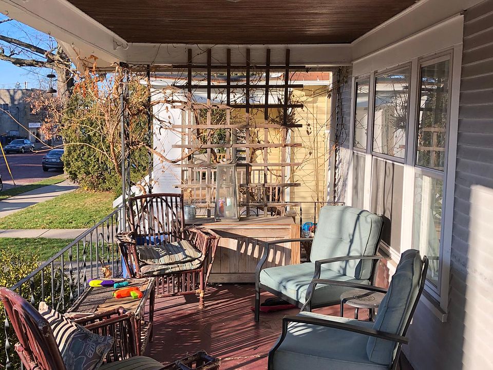 Great front porch, outdoor living space!