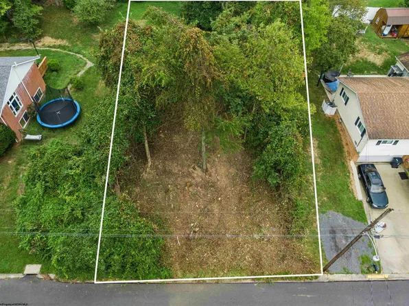 26 Dogwood Ln, Morgantown, WV 26508