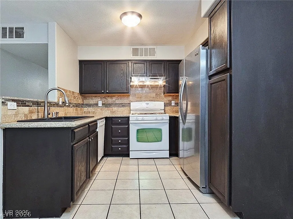 2 bed, 2.0 bath, 1020 sqft, $1,350 — Photo 4