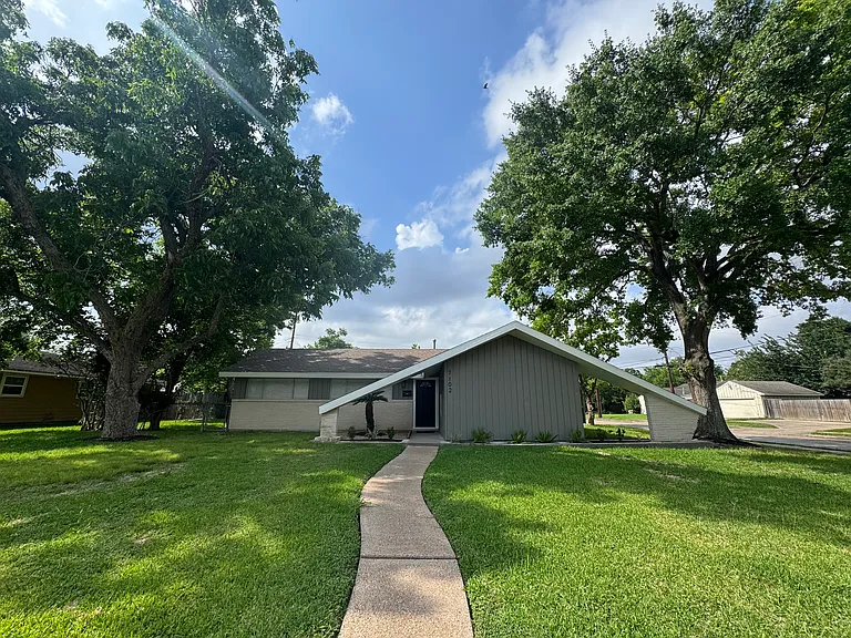 7102 Sharpview Dr — Photo 8