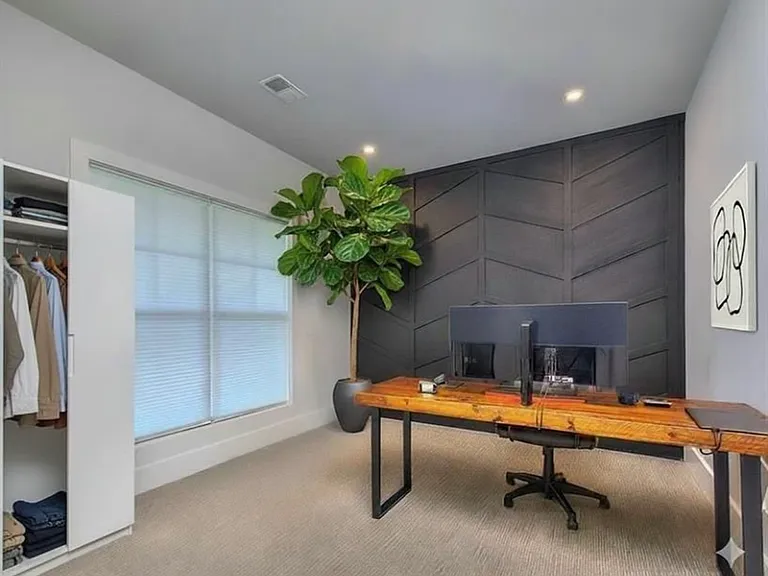419 McInnes Cir — Photo 3