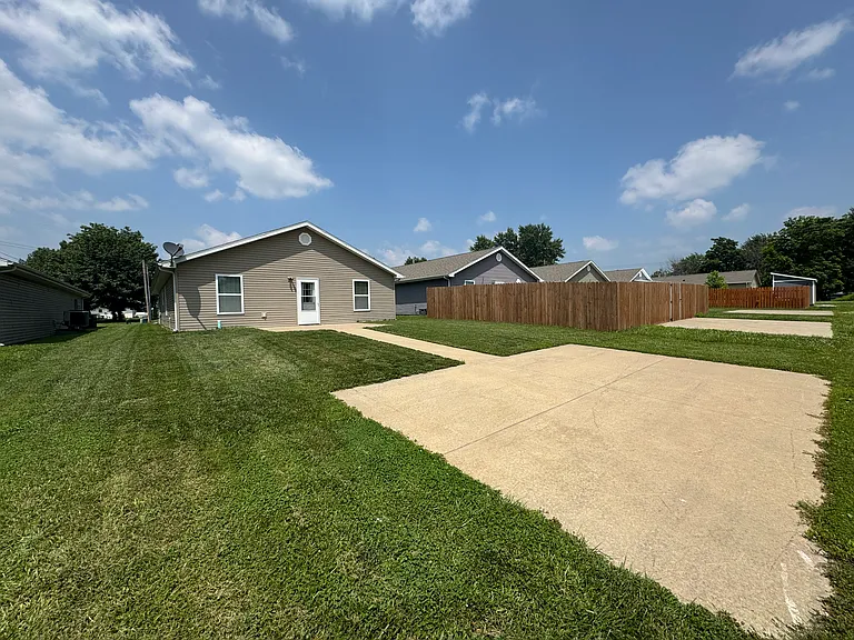 809 W Hildreth St — Photo 11