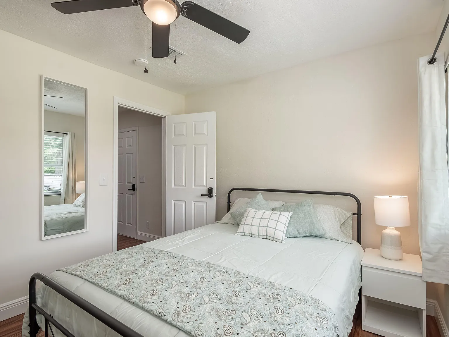 4 bed, 4.0 bath, 1909 sqft, $866 — Photo 2