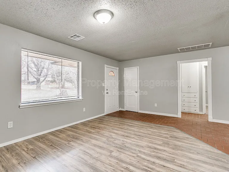 409 E Hill Dr — Photo 2