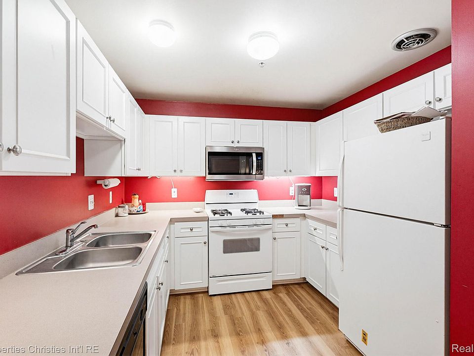 16854 Farmington Rd, photo 9