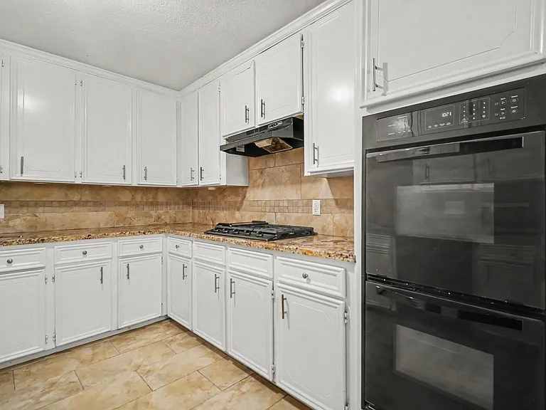 2121 Hickory Ln — Photo 5