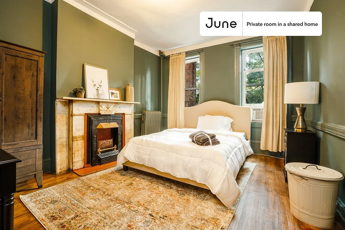 Full bedroom in 5 bed/1 bath home in Hell's Kitchen #138 3D — Photo 1
