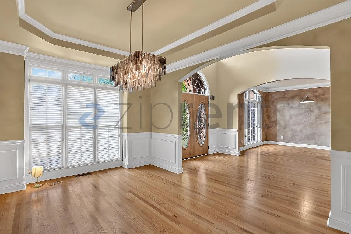 4 bed, 4500 sqft, $4,290 — Photo 3