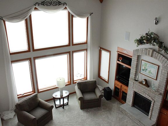 4th image of 748 Blackmoor Cir