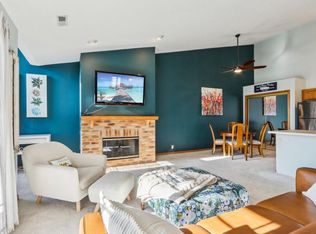 1083 Quinlan Dr UNIT G, Pewaukee, WI