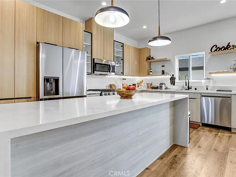 6900 Corbin Ave — Photo 8