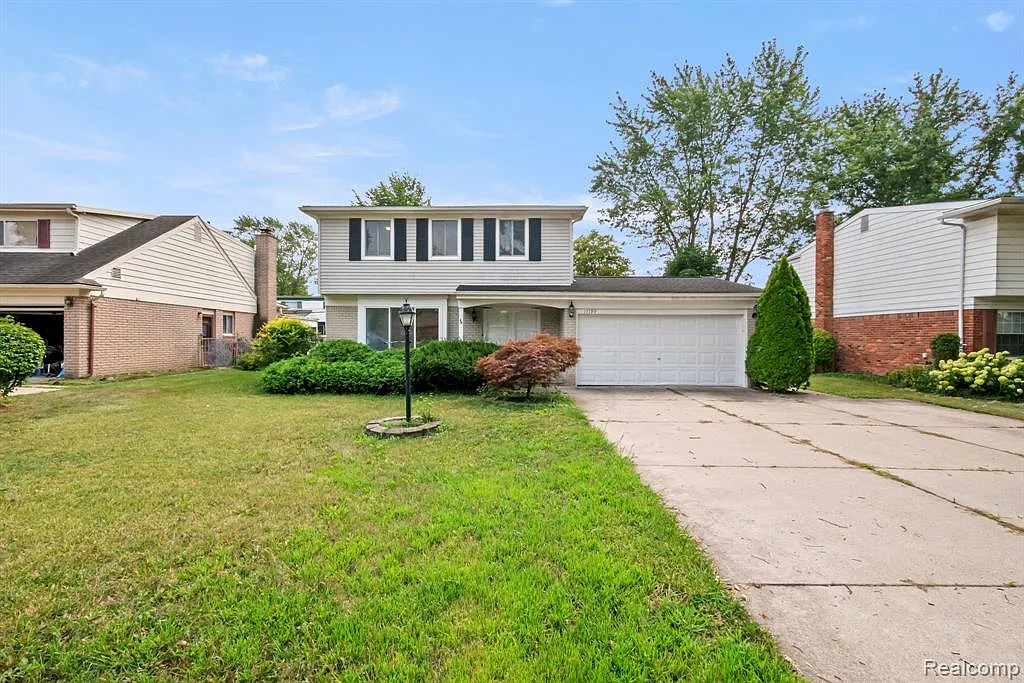 3 bed, 1.5 bath, 2527 sqft, $2,200 — Photo 1
