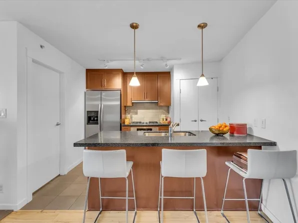 1189 Melville St #1707, Vancouver, BC V6E 4T8
