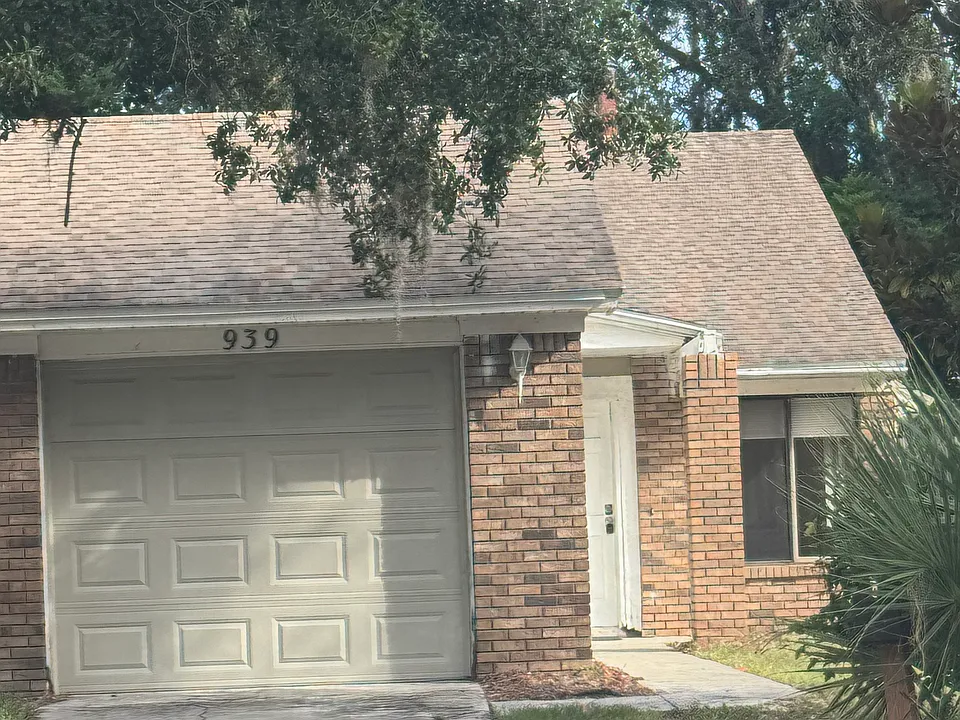 939 Robinhood Ct