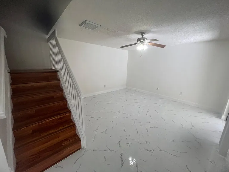 2212 White Pine Cir #B — Photo 11