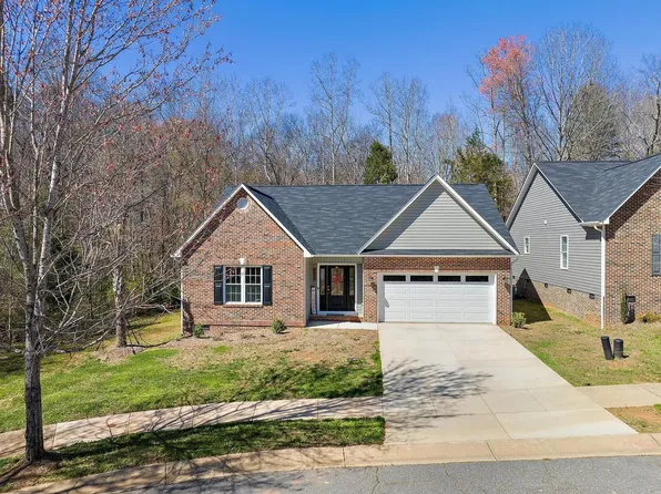 4302 Pickering Dr, Hickory, NC 28602