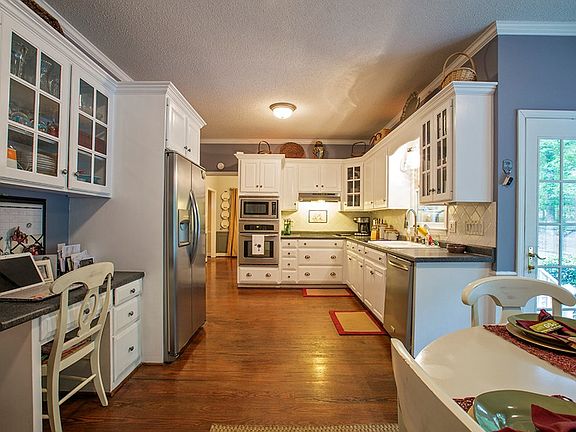 3rd image of 104 Creekside Ct