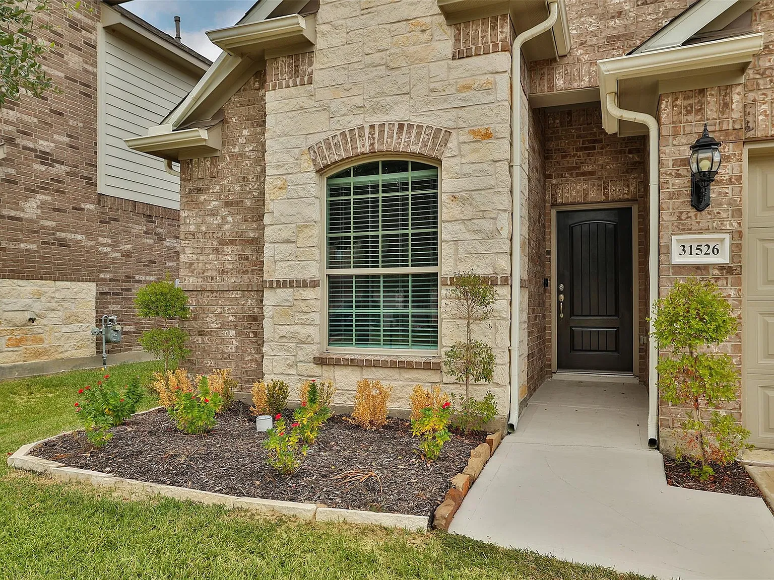 3 bed, 2.0 bath, 1981 sqft, $2,300 — Photo 3