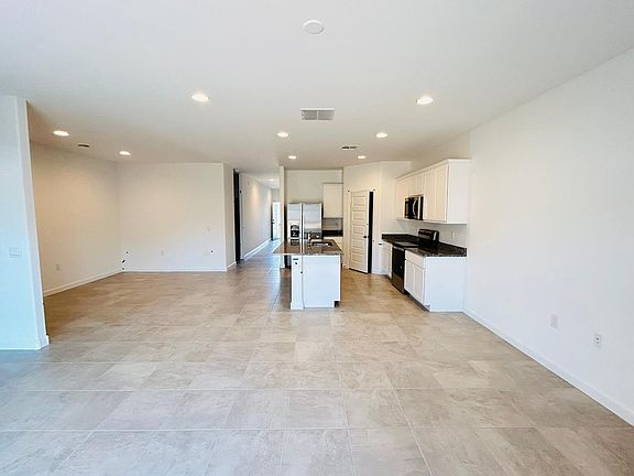 4th image of 2484 W Seaver Ave
