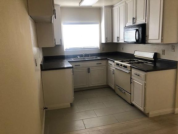 3rd image of 12151 Moorpark St #203