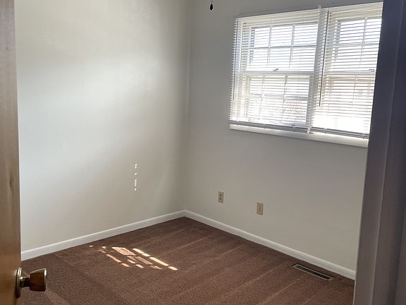 4th image of 624 Cross Lanes Dr APT 7