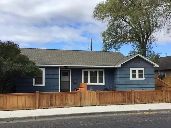 223 NW 4th St, Redmond, OR 97756