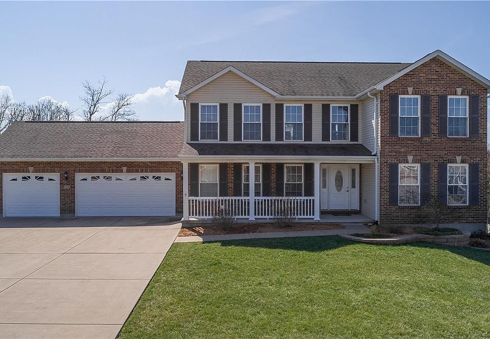 Welcome home to 166 Echo Lake Circle!