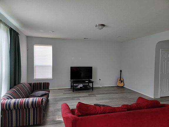 3rd image of 140 Kulmbacher Dr