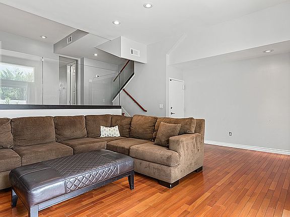 4th image of 4922.5 McConnell Ave