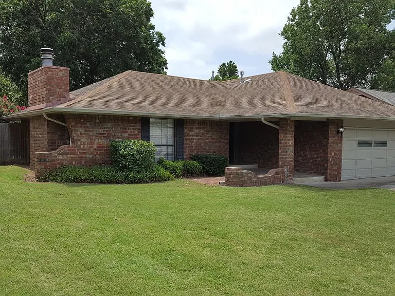 SUPER QUIET NEIGHBORHOOD, WALKING DISTANCE TO RHEMA BIBLE TRAINING CENTER, SPLASH PAD AND PARK, ONLY A COUPLE MINUTES TO THE ROSE DISTRICT TO RELAX OR THE BA EXPRESSWAY TO WORK.