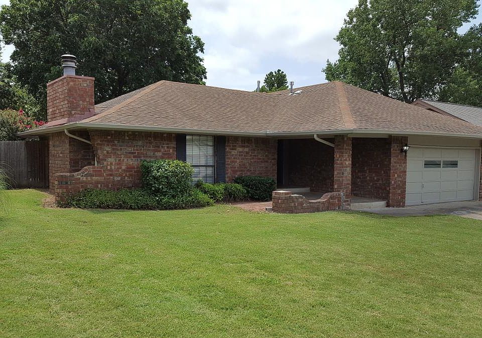SUPER QUIET NEIGHBORHOOD, WALKING DISTANCE TO RHEMA BIBLE TRAINING CENTER, SPLASH PAD AND PARK, ONLY A COUPLE MINUTES TO THE ROSE DISTRICT TO RELAX OR THE BA EXPRESSWAY TO WORK.
