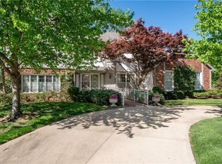 8408 Wenonga Rd, Leawood, KS 66206