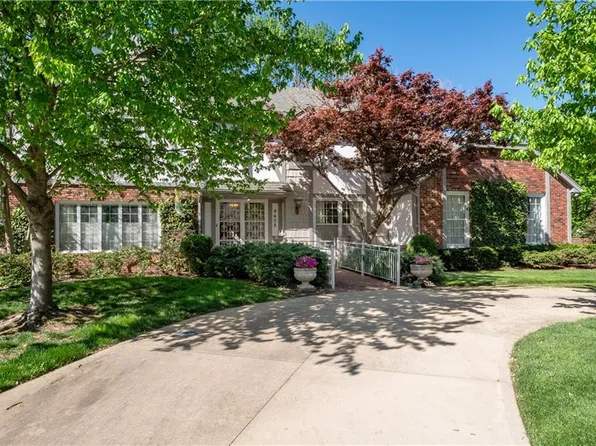 8408 Wenonga Rd, Leawood, KS 66206