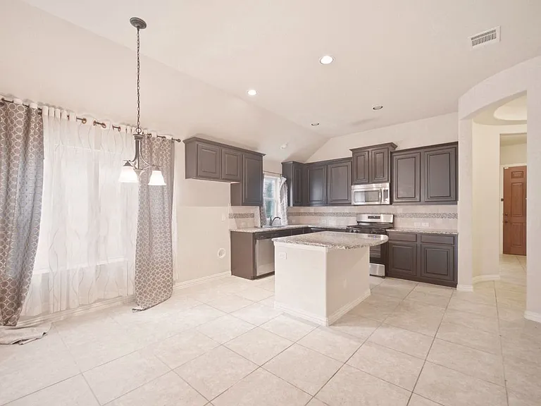 2306 Lucerne Dr — Photo 4