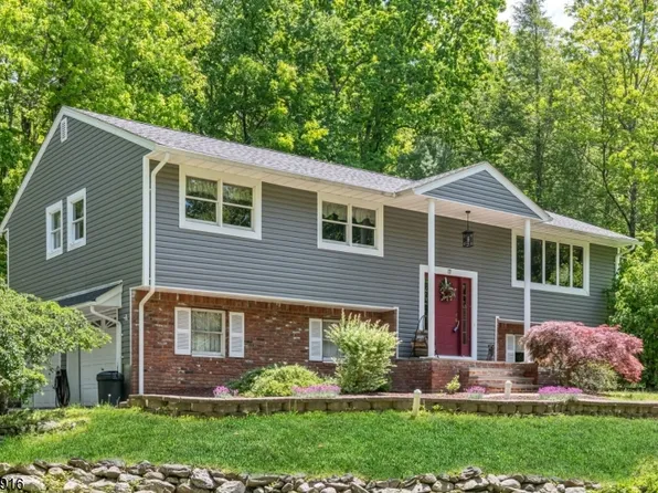 19 Rabbit Run Dr, West Milford Twp., NJ 07435