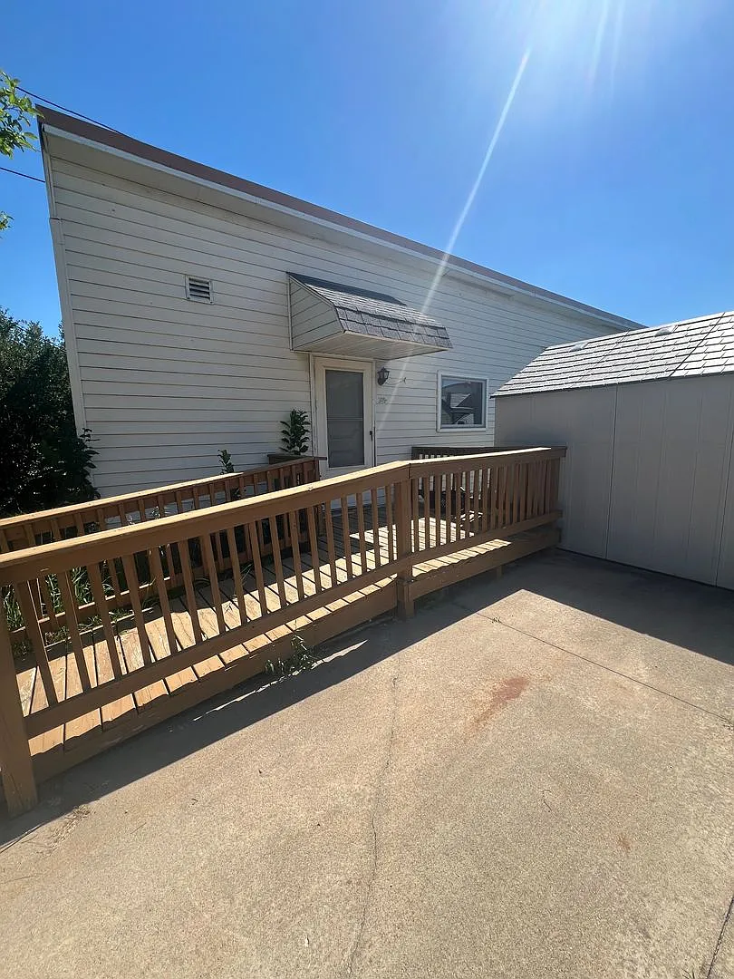 305 E Maple St — Photo 2