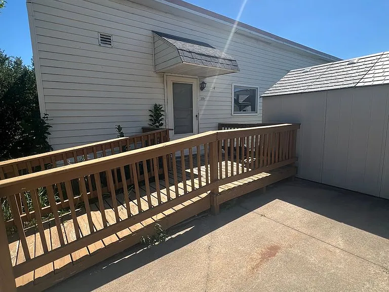 305 E Maple St — Photo 2