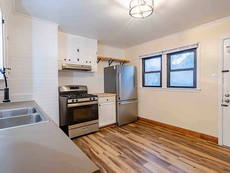 211 Lana Dr — Photo 3