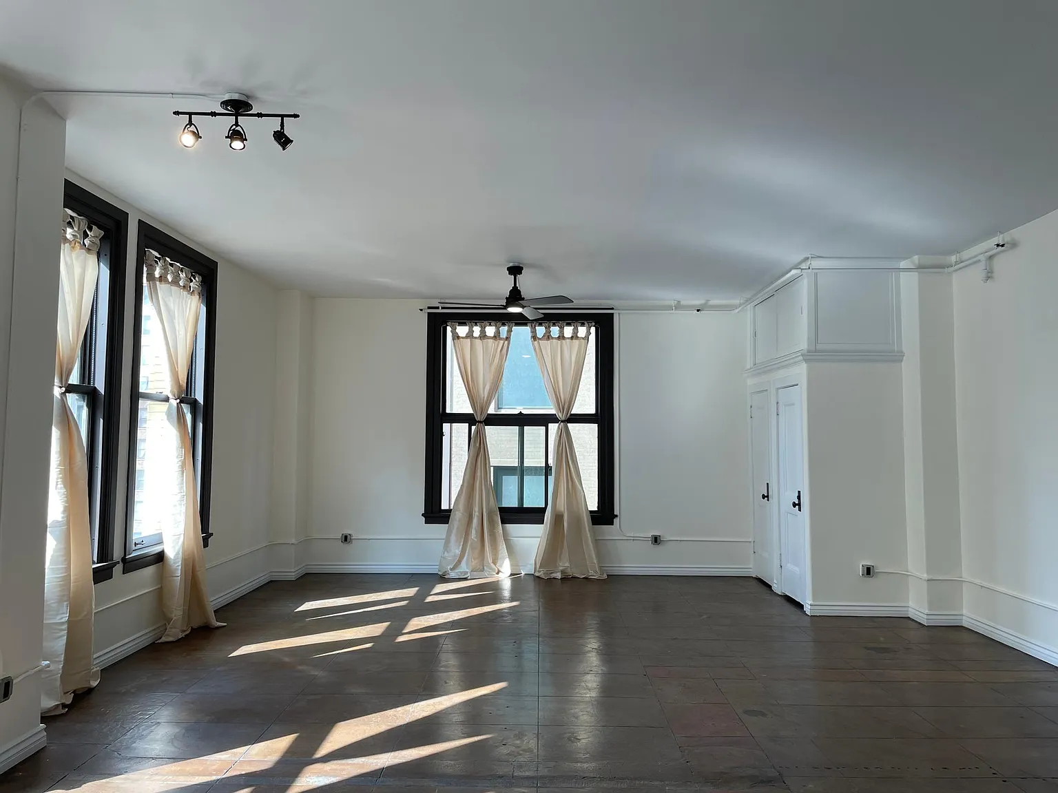 215 W 7th St — Photo 2