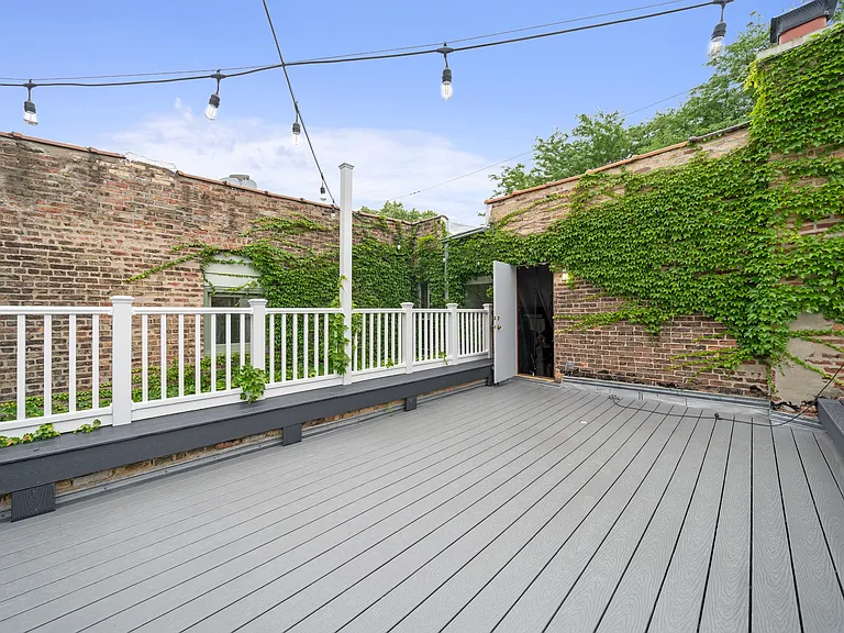 2110 N Dayton St — Photo 23