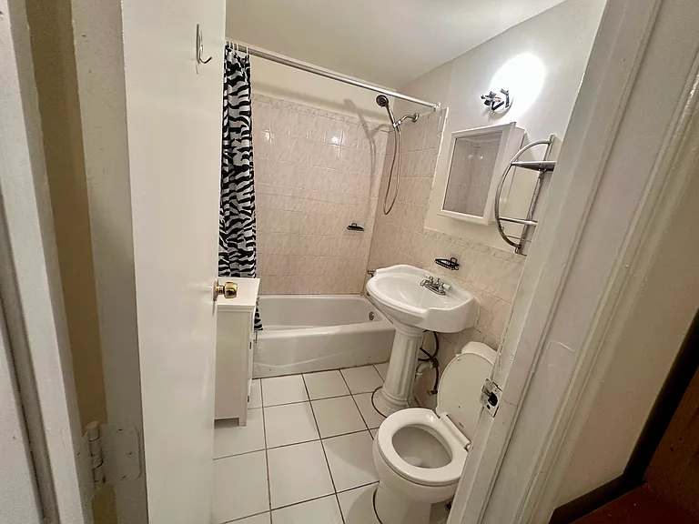 2426 Young Ave #1 — Photo 4