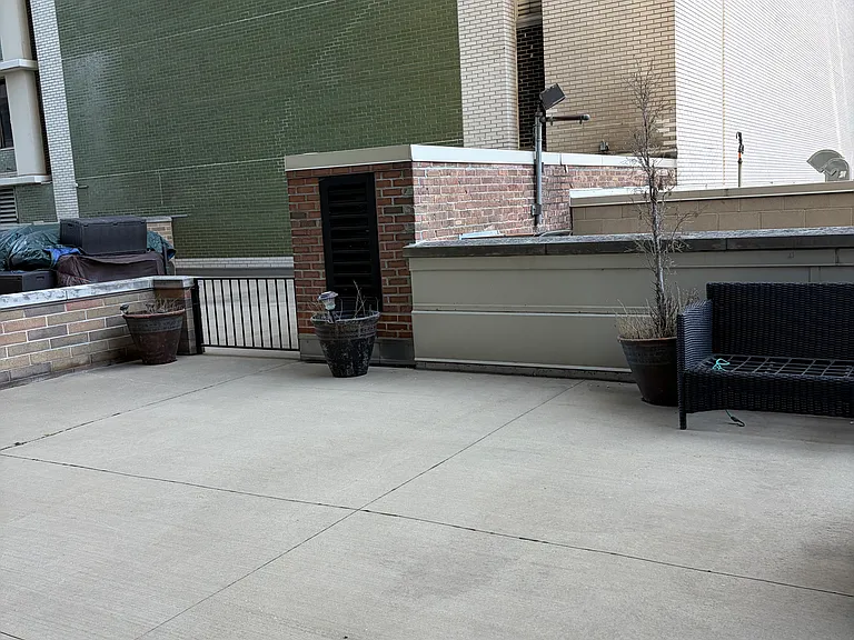 129 E Bellevue Pl #301 — Photo 26